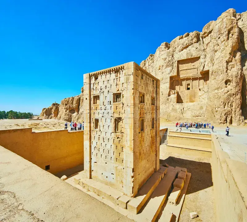 کعبه زرتشت؛ گاهشمار تمام سنگی